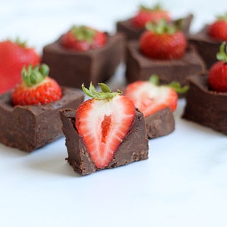 3 ingredient chocolate covered strawberry fudge -- easy fudge recipe idea at howtomakeeasyfudge.com