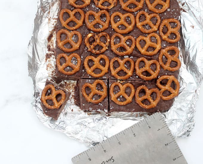 chocolate pretzel fudge cutting into squares 